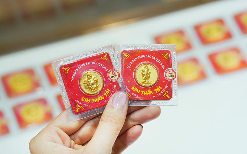 Đồng vàng 999.9 với hình ảnh Thần tài được chạm trổ cầu kỳ. Đa dạng các sản phẩm vàng cầu may dịp Thần Tài -0