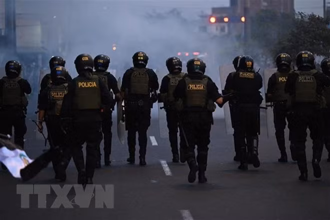 Cảnh sát tuần tra tại thủ đô Lima, Peru ngày 4/1/2023. (Ảnh: AFP/TTXVN)