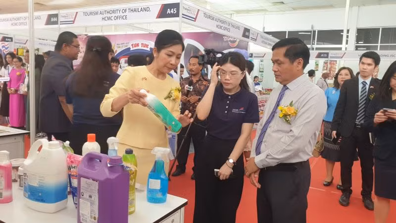 Các đại biểu tham quan hàng hóa Thái Lan trưng bày tại Cần Thơ.