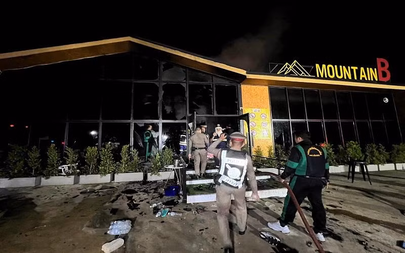 Cảnh sát khám nghiệm hiện trường vụ cháy.