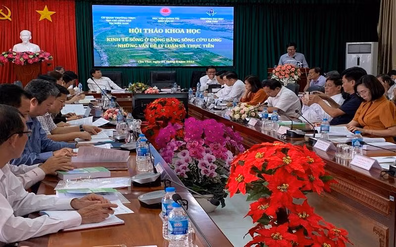 Đại biểu tham dự trình bày tham luận tại hội thảo.