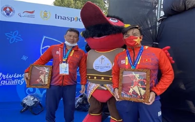 Kình ngư Võ Huỳnh Anh Khoa (phải) chụp ảnh cùng đồng đội sau khi xuất sắc giành Huy chương Vàng đầu tiên cho Đoàn thể thao người khuyết tật Việt Nam tại ASEAN Para Games, ngày 1/8/2022. (Ảnh: Chiến Phong/TTXVN)