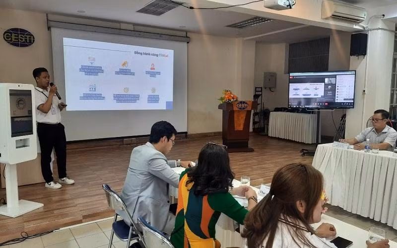 Quang cảnh hội thảo “Ứng dụng công nghệ trong xây dựng trường học thông minh-Thúc đẩy phát triển thành phố thông minh”.