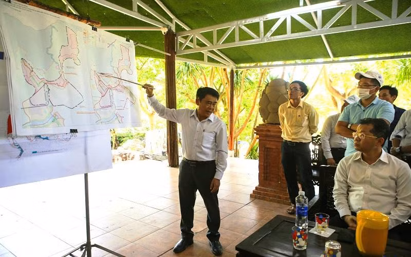 Lãnh đạo quận Liên Chiểu báo cáo tình hình triển khai dự án.