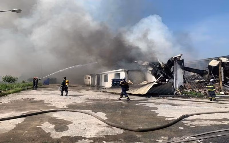 Đến trưa 8/8, đám cháy ở Khu công nghiệp Quang Minh mới cơ bản được dập tắt.