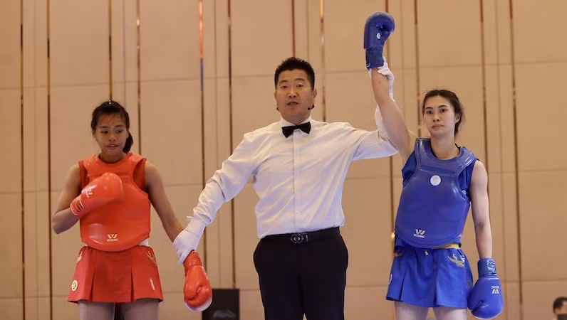 Nguyễn Thị Lan (giáp xanh) mang về Huy chương Vàng thứ 60 cho Việt Nam. (Ảnh: Hoàng Linh/TTXVN)