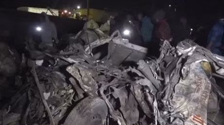 Một số phương tiện bị hỏng hoàn toàn sau vụ tai nạn. (Nguồn: AFP)