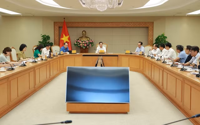 Phó Thủ tướng Trần Hồng Hà chủ trì cuộc họp về dự thảo Nghị định quy định chức năng, nhiệm vụ và quyền hạn của đại học quốc gia. (Ảnh: VGP)