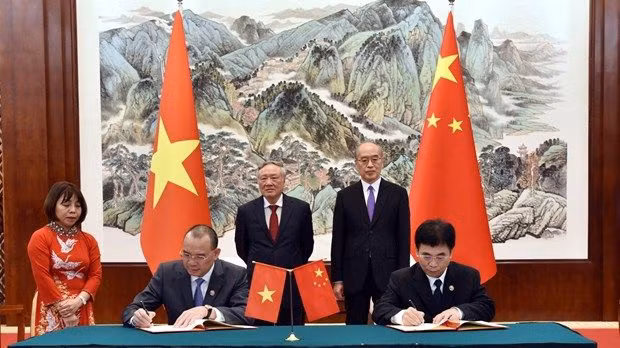 Lãnh đạo ngành Tòa án Việt Nam và Trung Quốc chứng kiến Lễ ký Biên bản Ghi nhớ Hợp tác giữa Tòa án Khu tự trị Dân tộc Choang Quảng Tây, Trung Quốc với Tòa án nhân dân tỉnh Quảng Ninh, Việt Nam. (Ảnh: Thanh Dương/TTXVN)