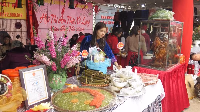 Gian hàng trưng bày sản phẩm OCOP của huyện Văn Lãng.