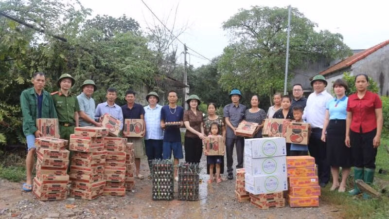 Đại diện lãnh đạo Ủy ban Mặt trận Tổ quốc Việt Nam tỉnh Lạng Sơn đến thăm, hỗ trợ nhu yếu phẩm cho người dân xã Minh Hòa, Hữu Lũng, Lạng Sơn.