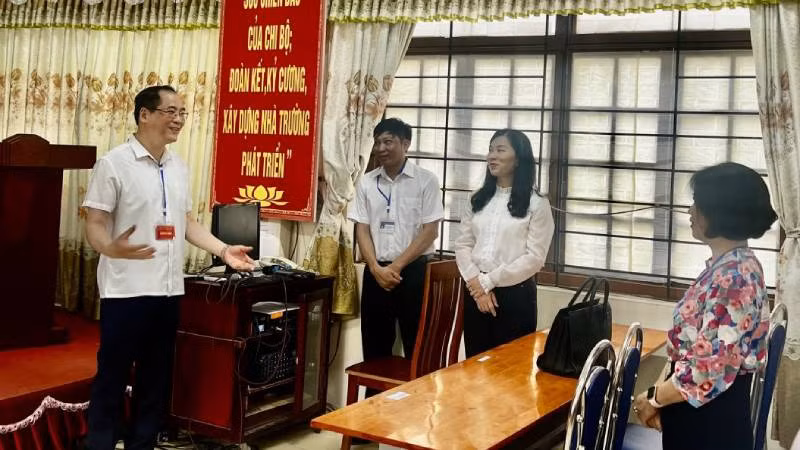 Phó Chủ tịch Ủy ban nhân dân tỉnh Lạng Sơn Dương Xuân Huyên kiểm tra công tác coi thi tại Trường trung học phổ thông Đồng Bành, thị trấn Chi Lăng (Lạng Sơn).