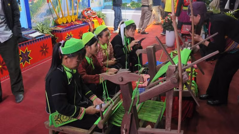 Du khách tham quan các gian hàng giới thiệu nghề dệt thổ cẩm của bà con các dân tộc trong tỉnh Lạng Sơn.