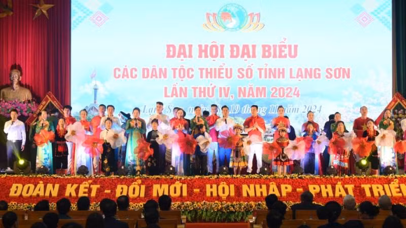 Các đoàn nghệ thuật quần chúng biểu diễn văn nghệ chào mừng Đại hội đại biểu các dân tộc của tỉnh.