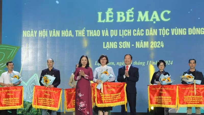 Ban tổ chức Ngày hội trao tặng Bằng khen của Bộ Văn hóa, Thể thao và Du lịch cho các tập thể và cá nhân có nhiều thành tích đóng góp cho sự thành công của ngày hội.