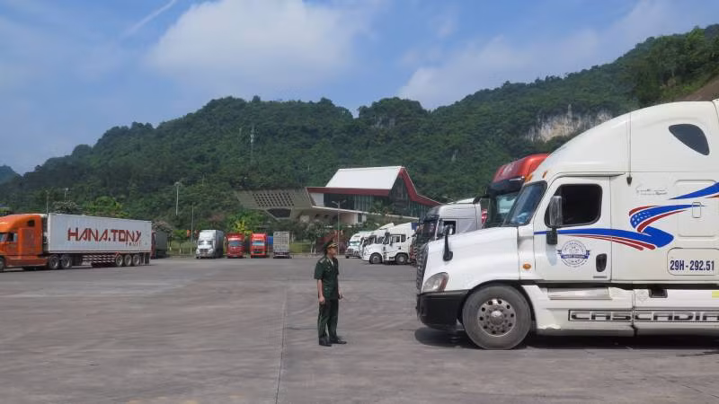 Xe chở hàng hóa xuất, nhập khẩu, chờ làm thủ tục xuất khẩu qua cửa khẩu quốc tế Hữu Nghị, Cao Lộc, (Lạng Sơn).