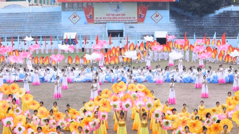 Học sinh khối trung học phổ thông tham gia trình diễn chào mừng lễ khai mạc Hội khỏe Phù Đổng lần thứ XI năm 2024 của tỉnh.