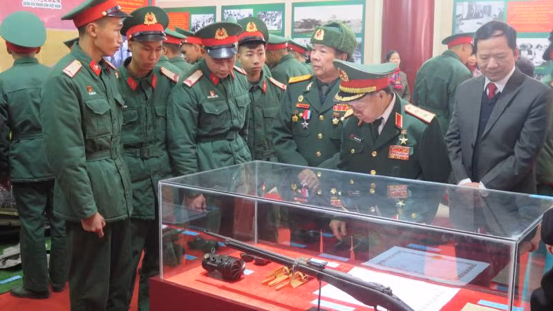 Đại diện lãnh đạo tỉnh tham dự trưng bày chuyên đề.