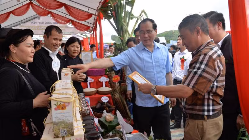 Lãnh đạo tỉnh Lạng Sơn và du khách tham quan các gian hàng trưng bày sản phẩm OCOP của huyện.