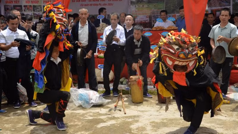 Múa sư tử được công nhận là Di sản văn hóa phi vật thể quốc gia được các nghệ nhân tham gia trình diễn tại lễ hội Háng Pò.