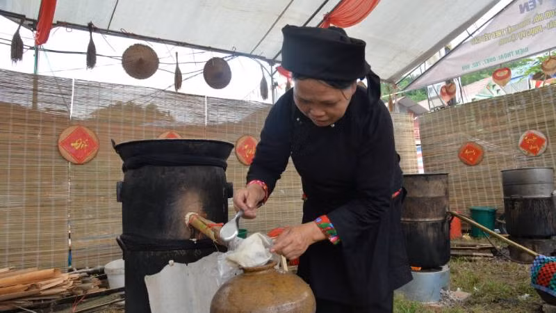Nấu rượu thủ công truyền thống của bà con dân tộc Nùng được giới thiệu với du khách tại lễ hội.