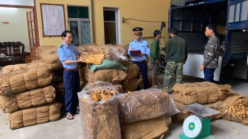 Các lực lượng chức năng tiến hành kiểm tra xử lý hàng hóa không rõ nguồn gốc, xuất xứ.