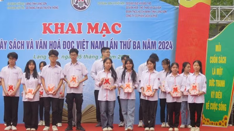 Ban tổ chức tặng sách cho học sinh có hoàn cảnh khó khăn.