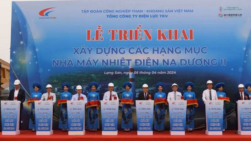 Các đại biểu tham gia bấm nút triển khai xây dựng Nhà máy Nhiệt điện Na Dương II.