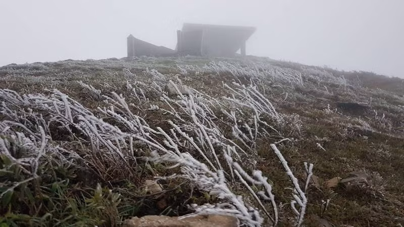 Băng tuyết đã xuất hiện trên Khu du lịch Mẫu Sơn, Lộc Bình (Lạng Sơn).