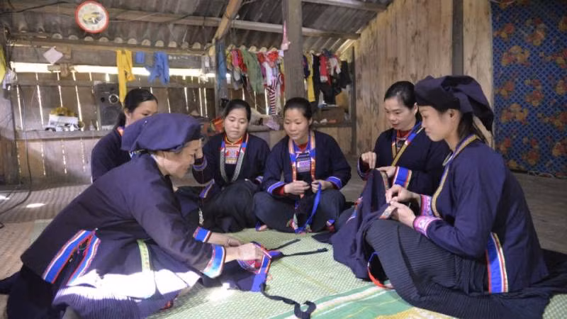 Câu lạc bộ khôi phục trang phục truyền thống của dân tộc H' Mông (đen) ở xã Chí Minh, Tràng Định (Lạng Sơn), trao đổi kinh nghiệm khôi phục trang phục truyền thống cho các thành viên.