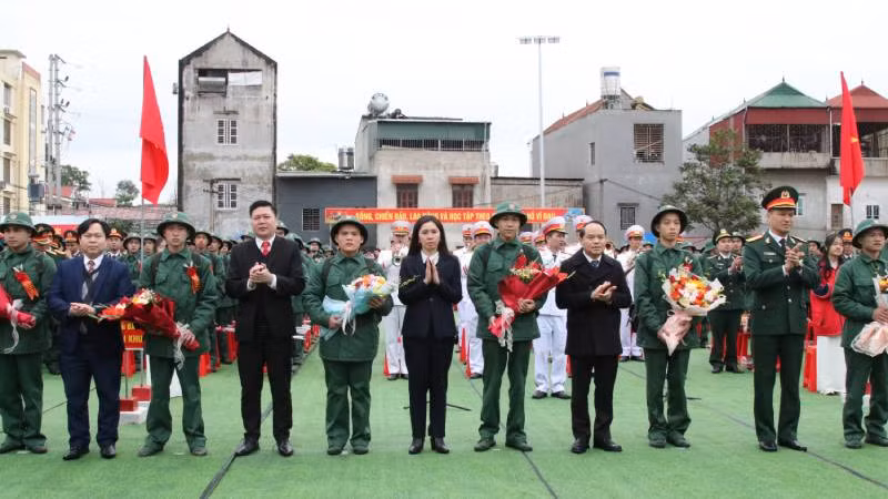 Lãnh đạo Tỉnh ủy, Huyện ủy, Ủy ban nhân dân huyện Lộc Bình (Lạng Sơn), tặng hoa chúc mừng các tân binh lên đường nhập ngũ.