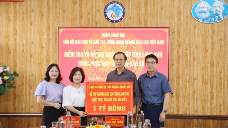 Đồng chí Phạm Ngọc Thưởng, Thứ Trưởng Giáo Dục và Đào tạo trao biểu trưng hỗ trợ cho ngành giáo Dục và đào tạo tỉnh Lạng Sơn.