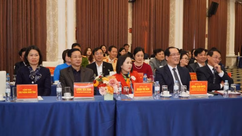 Các đồng chí lãnh đạo tỉnh Lạng Sơn dự diễn đàn trẻ em năm 2024.