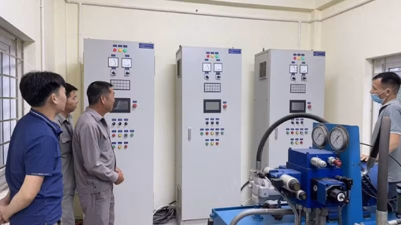 Công nhân Xí nghiệp Khai thác công trình thủy lợi Lộc Bình, vận hành xả nước hồ chứa nước Bản Lải.