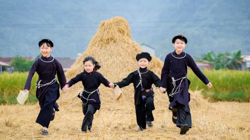 Trang phục truyền thống của dân tộc Tày được các em học sinh Trường Trung học cơ sở xã Bắc Quỳnh, huyện Bắc sơn (Lạng Sơn), thường xuyên mặc trong các giờ học.