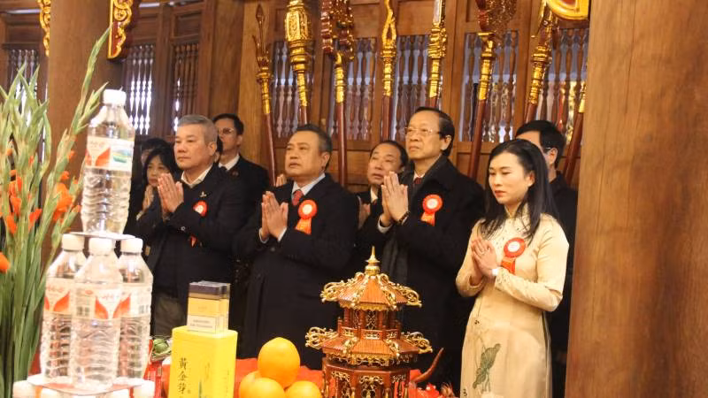 Các đại biểu dâng hương, dâng hoa tại đền Chi Lăng.