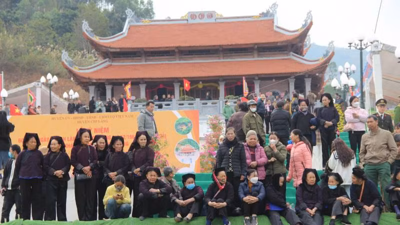 Đông đảo bà con các dân tộc trong huyện Chi Lăng tham dự lễ khánh thành đền thờ Chi Lăng.