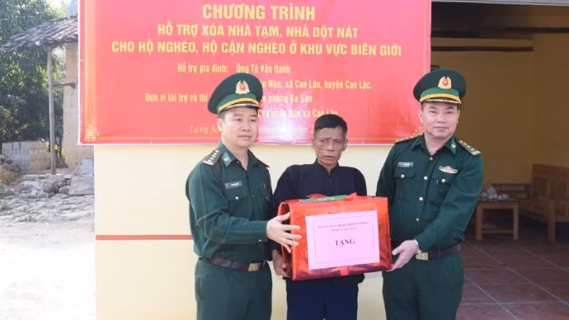 Nhân dịp khánh thành nhà mới, Đại diện lãnh đạo Bộ chỉ huy Bộ đội Biên phòng tỉnh Lạng Sơn tặng quà hỗ trợ cho hộ ông Tô Văn Oanh, ở xã Cao Lâu, Cao Lộc. Nhân dịp khánh thành nhà mới, Đại diện lãnh đạo Bộ chỉ huy Bộ đội Biên phòng tỉnh Lạng Sơn tặng quà hỗ trợ cho hộ ông Tô Văn Oanh, ở xã Cao Lâu, Cao Lộc.