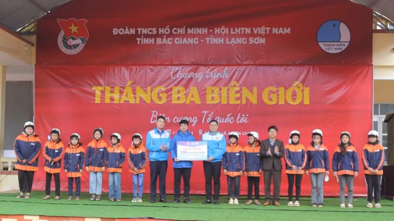 Các đơn vị tặng mũ bảo hiểm cho học sinh Trường Trung học cơ sở Xuất Lễ, Cao Lộc (Lạng Sơn).