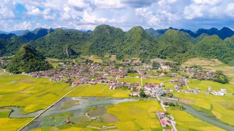 Toàn cảnh thung lũng mùa vàng ở thị trấn Bắc Sơn (Lạng Sơn).