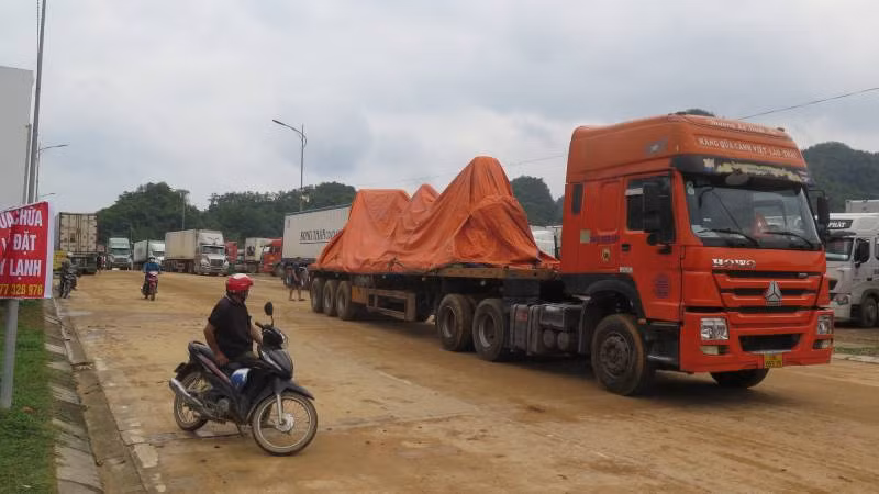 Xe chở hàng tồn ở Khu phi thuế quan, tại xã tân Mỹ, huyện Văn Lãng (Lạng Sơn).