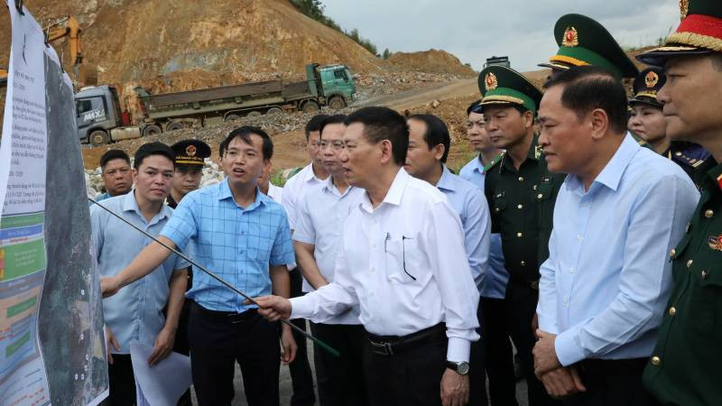 Phó Thủ tướng Chính phủ Hồ Đức Phớc cùng lãnh đạo Ủy ban nhân dân tỉnh Lạng Sơn và các cơ quan chức năng của tỉnh kiểm tra Đề án thí điểm xây dựng cửa khẩu thông minh tại cửa khẩu quốc tế Hữu Nghị.