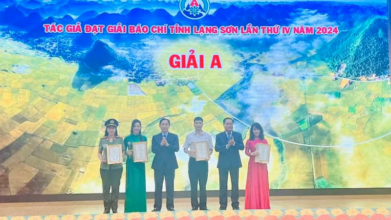 Lãnh đạo tỉnh Lạng Sơn trao giải cho các tác giả đạt giải A.