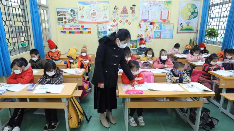 Giáo viên Trường tiểu học xã Quảng Lạc, thành phố Lạng Sơn, quản lý học sinh trong giờ học. 