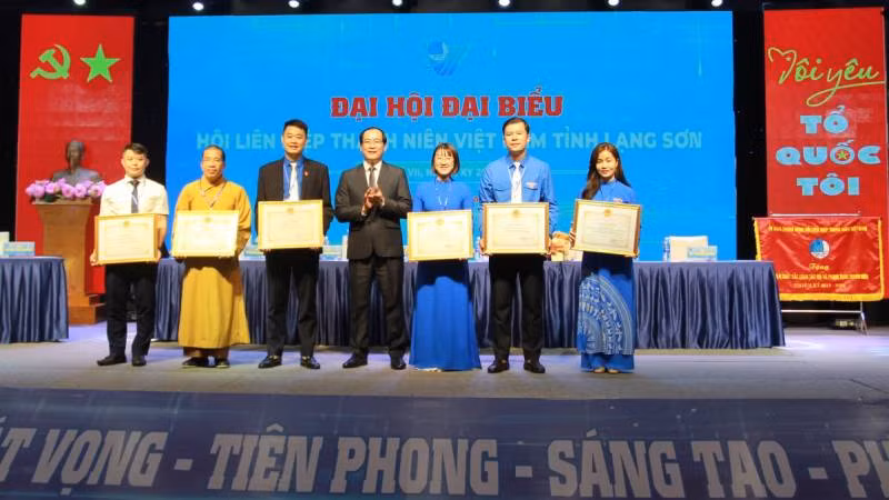 Lãnh đạo Ủy ban nhân dân tỉnh tặng bằng khen của Ủy ban nhân dân tỉnh cho các tập thể và cá nhân có thành tích xuất sắc trong công tác hội và phong trào thanh niên của tỉnh.