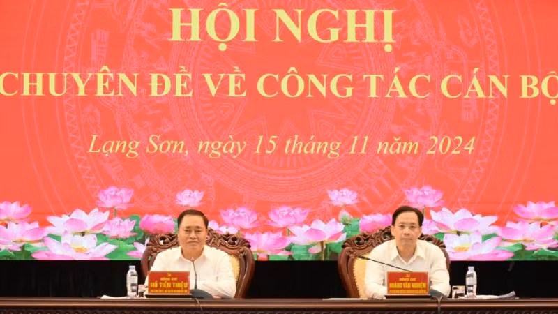 Đồng chí Hoàng Văn Nghiệm, Phó Bí thư Thường trực Tỉnh ủy, Trưởng đoàn đại biểu Quốc hội tỉnh Lạng Sơn cùng đồng chí Hồ Tiến Thiệu, Phó Bí thư Tỉnh ủy, Chủ tịch Ủy ban nhân dân tỉnh chủ trì hội nghị.