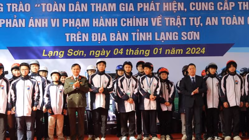 Các em học sinh có thành tích học tập tốt được tặng mũ bảo hiểm an toàn giao thông.