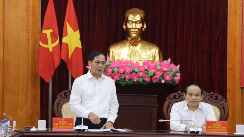 Đồng chí Bùi Thanh Sơn, Ủy viên Trung ương Đảng, Bộ trưởng Ngoại giao làm việc với Ban Thường vụ Tỉnh ủy Lạng Sơn.