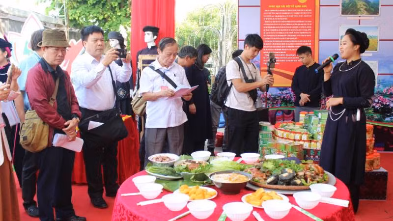 Hướng dẫn viên du lịch cộng đồng tỉnh Lạng Sơn giới thiệu ẩm thực truyền thống của địa phương cho du khách.