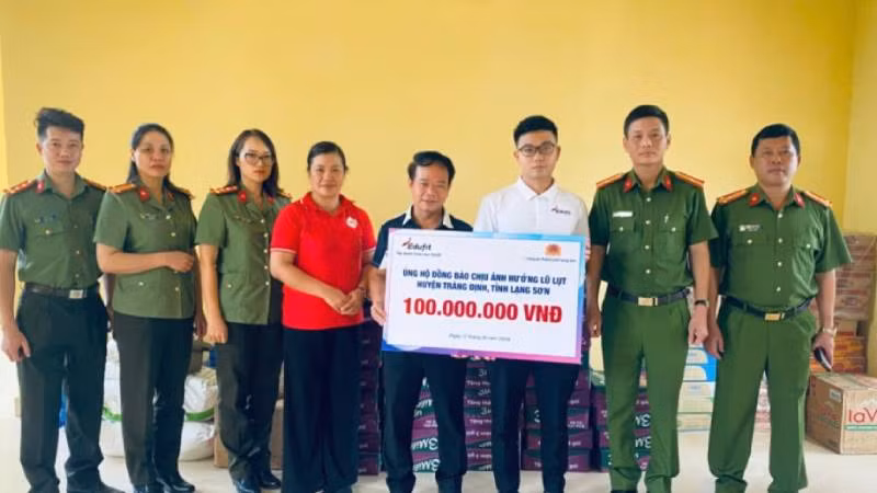 Đại diện Công an Thành phố Lạng Sơn và Tập đoàn giáo dục Edufit, trao biểu ủng hộ tại Mặt trận Tổ quốc Việt Nam huyện Tràng Định (Lạng Sơn).